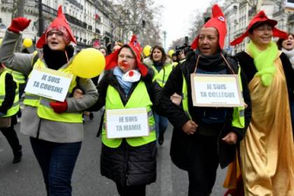 Plusieurs centaines de femmes gilets jaunes manifestent en France.jpg