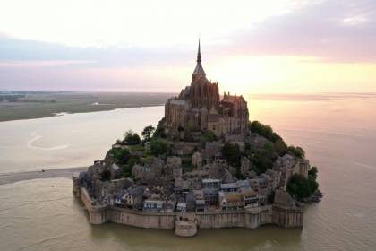 Assoupi par deux mois de confinement, le Mont-Saint-Michel revient doucement à la vie.jpg
