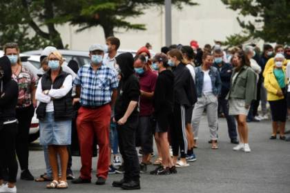 sur la presqu'île bretonne de Quiberon, vacances sous restrictions et surveillance sanitaire.jpg