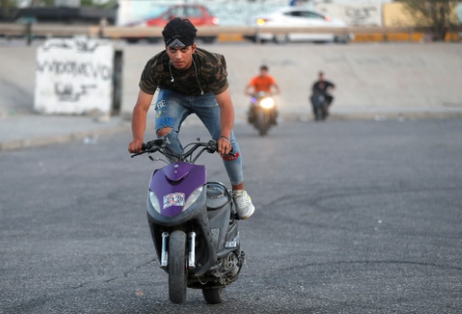 Café, scooter et sape "vintage" : le week-end de jeunes Irakiens sans illusion