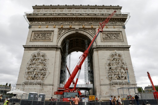 Pendant l'empaquetage de l’Arc de Triomphe, les visites continuent