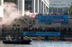 Action près de Bercy contre la fermeture du dernier site français de recyclage papier.jpg