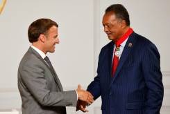 Macron décore le pasteur américain Jesse Jackson.jpg