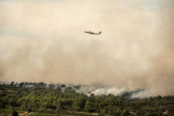 L'incendie dans l'Aude maîtrisé mais maintien d'un important dispositif de surveillance.jpg