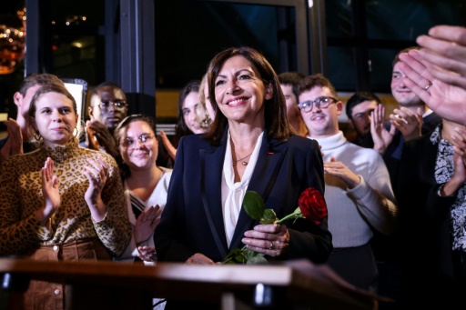 Anne Hidalgo, toujours à la peine dans les sondages, est investie par le PS