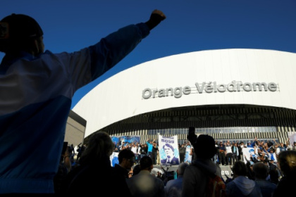 En bleu et blanc, des supporters de l'OM disent adieu au.jpg