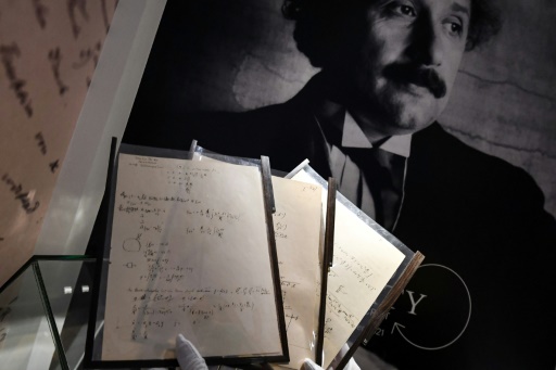 Un manuscrit d'Einstein bat des records aux enchères