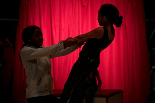 Dans un cirque près de Toulouse, des enfants défavorisés entrent "en piste"