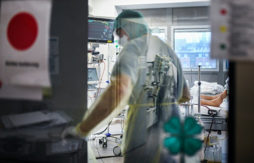 Omicron : le risque reste "très élevé" selon l'OMS, records de contaminations dans plusieurs pays