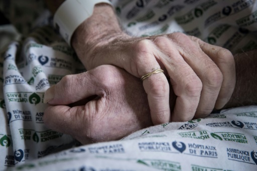 Vieillissement : l'Insee prévoit une baisse de la population française à partir de 2044