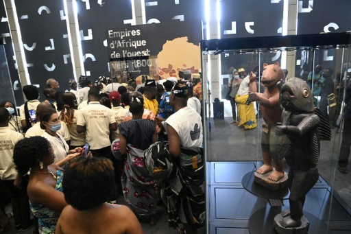 "Très fiers", les Béninois recouvrent leurs trésors et une partie d'eux-mêmes