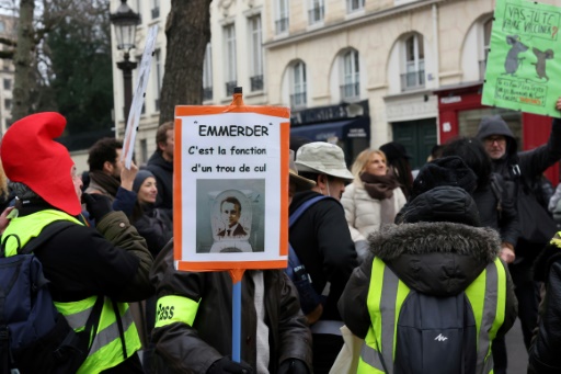 Covid-19 : après d'autres pays européens, la France lève des restrictions