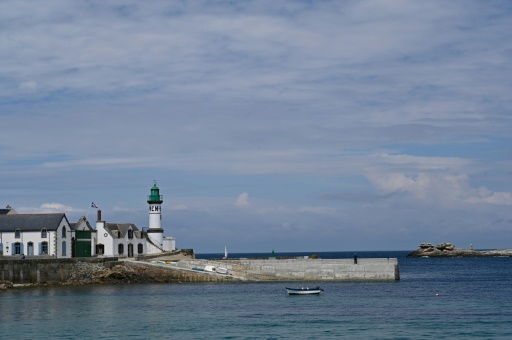 Au large du Finistère, l'île de Sein inquiète face au changement climatique