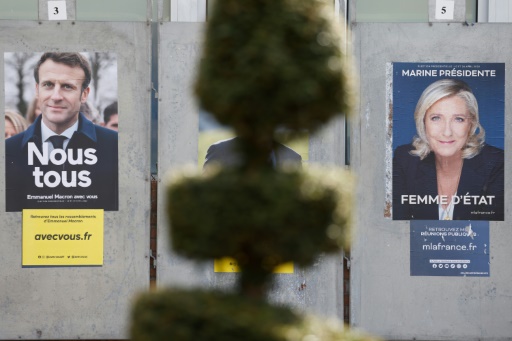 Présidentielle : Macron et Le Pen, le regard à gauche
