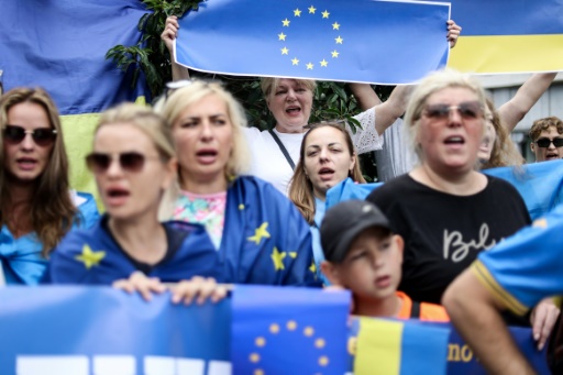 L'UE valide la candidature de l'Ukraine, à la peine face à la poussée russe