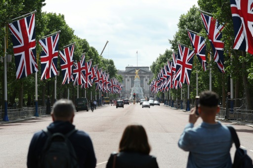 Elizabeth II au balcon pour lancer son jubilé de platine historique