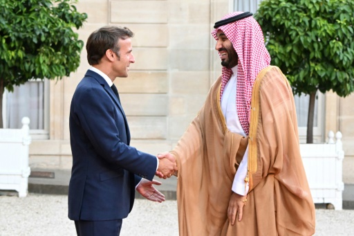 Macron dîne avec le prince héritier saoudien, malgré Khashoggi et l'ire des défenseurs des droits humains