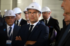 Macron présente sa stratégie pour la filière électronique