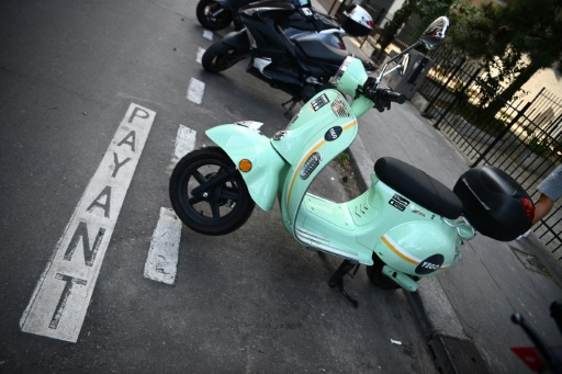 Dans les rues de Paris, motos et scooters payent désormais leur stationnement