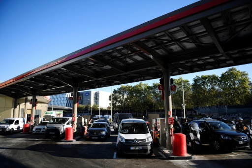 Grèves dans les raffineries : face à la pression, TotalEnergies et Esso-ExxonMobil prêts à négocier