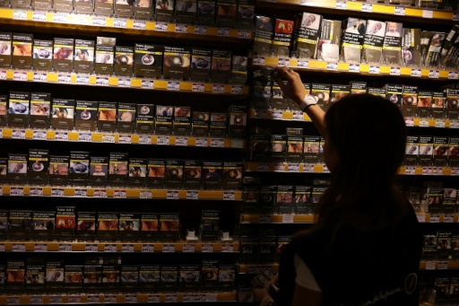 Ventes illicites de tabac : le gouvernement promet "un nouveau plan de lutte"