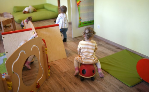 Face aux "injonctions" de genre, le difficile recrutement des hommes dans les crèches