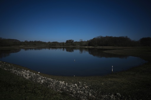 Dans une vallée agricole de l'Aquitaine, de précieuses retenues en manque d'eau