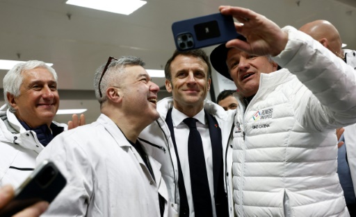 A Rungis, Macron défend sa réforme des retraites et agite "un débat sur le travail"