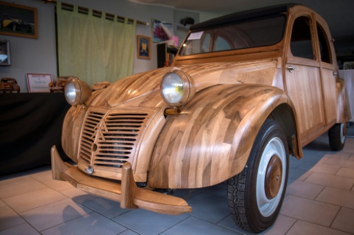 Une 2CV en bois, unique au monde, adjugée à 210 000 euros