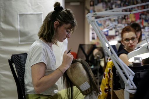 Des coulisses à la scène, l'art minutieux des perruquiers d'opéra