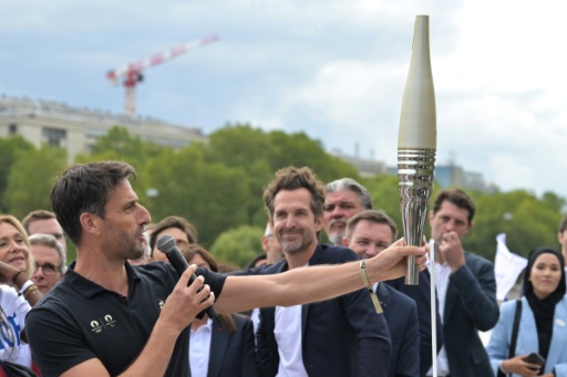 JO-2024 : une torche olympique en acier fabriquée en France