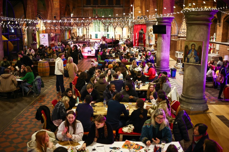 Enfin lâcher son téléphone : à Londres, le succès de soirées "offline"