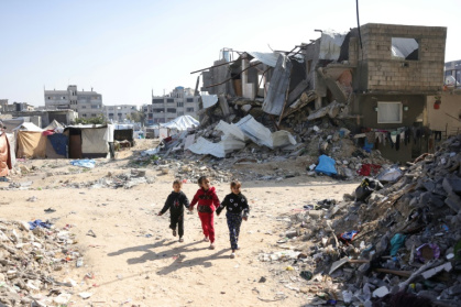 Des enfants palestiniens jouent au milieu des ruines, le 17 février 2025 à Jabalia dans la bande de Gaza