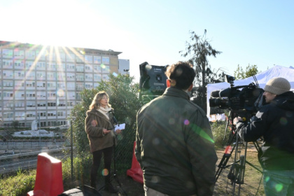 Des journalistes devant l'hôpital Gemelli de Rome où est hospitalisé le pape François, le 23 février 2025 à Rome