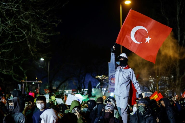 Turquie : le maire d'Istanbul incarcéré, contestation dans les rues et dans les urnes