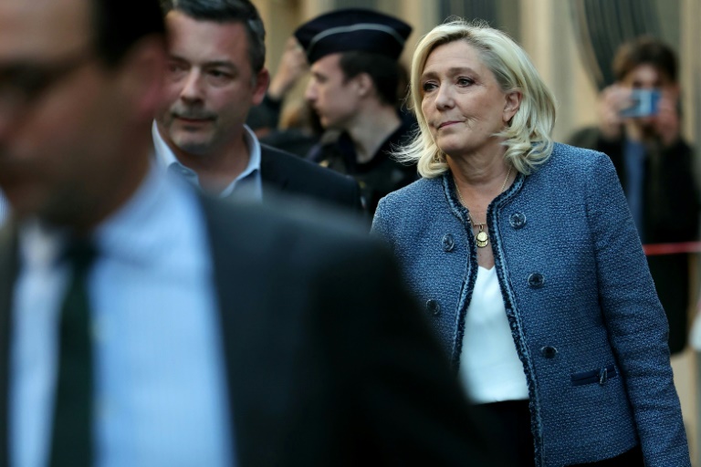 Premier jour dans l'inconnu pour Le Pen et le RN, qui lancent la contre-offensive