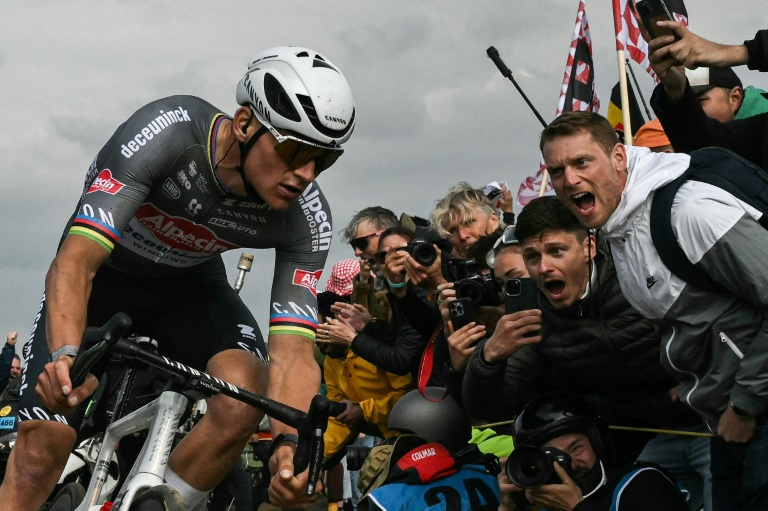 Van der Poel remporte son troisième Paris-Roubaix devant Pogacar