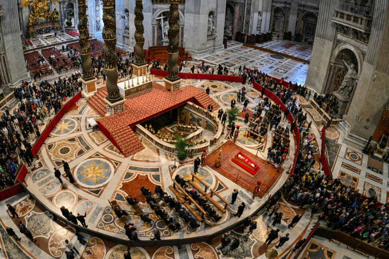 Ultimes préparatifs pour les funérailles du pape