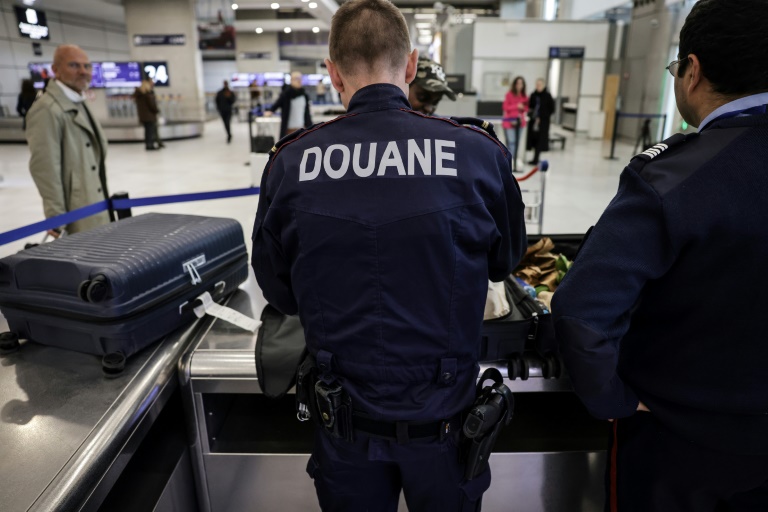 À l'aéroport de Roissy, les autorités dépassées par les arrivées de drogues