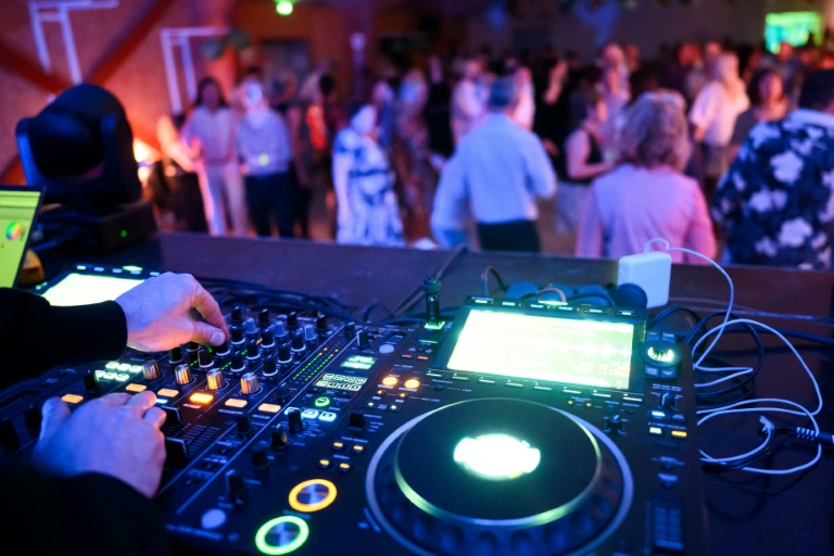 Au "bal des célibataires", voir du monde, faire des rencontres et tromper la solitude