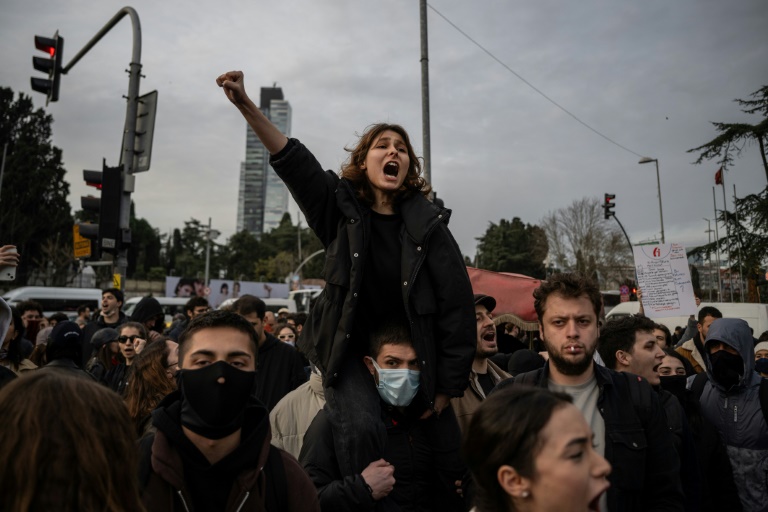 Turquie : le pouvoir tente d'éteindre la contestation