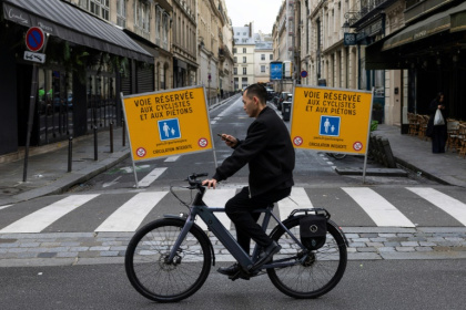 Un cycliste à Paris le 9 février 2025