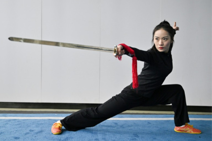 Duan Ruru, membre des Emei Kung Fu Girls, fait une démonstration d'art martial à Emeishan, dans la province chinoise du Sichuan, le 21 février 2025
