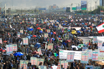 Une foule imposante de Yéménites manifestent contre Israël et en solidarité avec les Palestiniens, à Sanaa, la capitale contrôlée par les Houthis, le 17 janvier 2025
