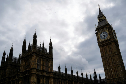 Desservi par une croissance molle et soucieux d'assainir les finances publiques, le gouvernement britannique de centre gauche doit présenter une réforme des aides sociales qui affecterait notamment les personnes handicapées ou malades