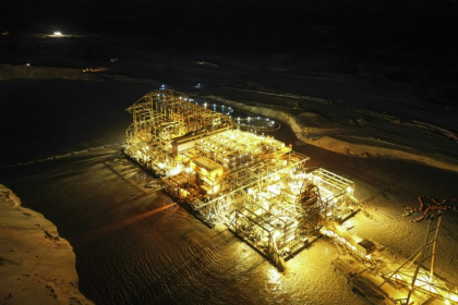 Vue aérienne de l'usine flottante et des installations de Eramet Grande côte (EGC), filiale du groupe minier français Eramet, exploitant une concession le sable minéralisé du désert de Lompoul, dans le nord du Sénégal, le 11 février 2025