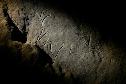 Des gravures dans la roche datant d'environ 30 000 ans lors d'une visite exclusive accordée par la DRAC de Nouvelle-Aquitaine, à l'intérieur de la grotte de Cussac, le 20 février 2025 au Buisson-de-Cadouin, en Dordogne