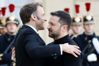 Emmanuel Macron (g) reçoit Volodymyr Zelensky au palais de l'Elysée, à Paris, le 26 mars 2025