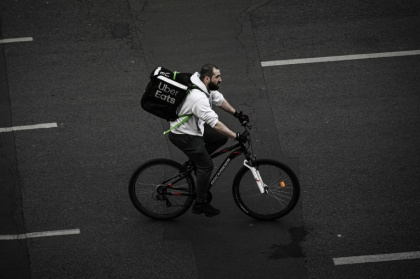 Le management via l'intelligence artificielle des plateformes comme Uber Eats ou Deliveroo, fait peser des risques sur la santé des livreurs de repas à domicile, alerte l'Anses