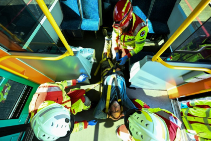 Des membres des services d'urgence s'occupent d'un volontaire jouant le rôle d'une personne blessée dans un accident de transport public lors d'un exercice de protection civile dans un dépôt de tramway à Francfort, en Allemagne, le 22 mars 2025.